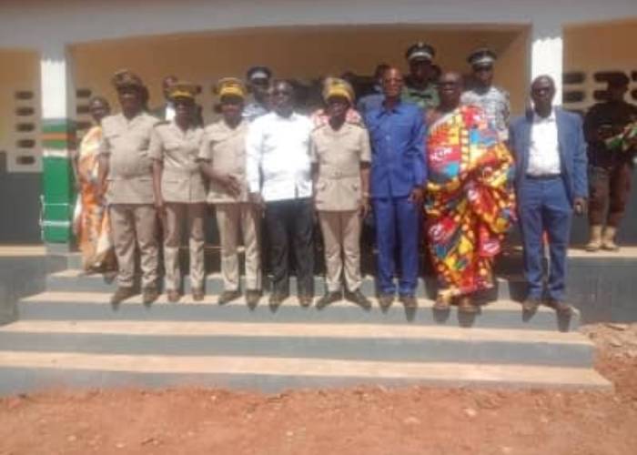 Photo de groupe de la cérémonie de remise d’un bâtiment de trois classes au lycée, publiée par la mairie en décembre 2023.