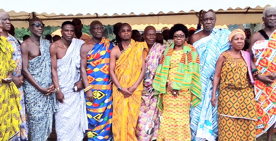 Photo de groupe publiée par l’AIP lors de l’hommage à Daté Kouassi Clément, avec des chefs de village et des notables.