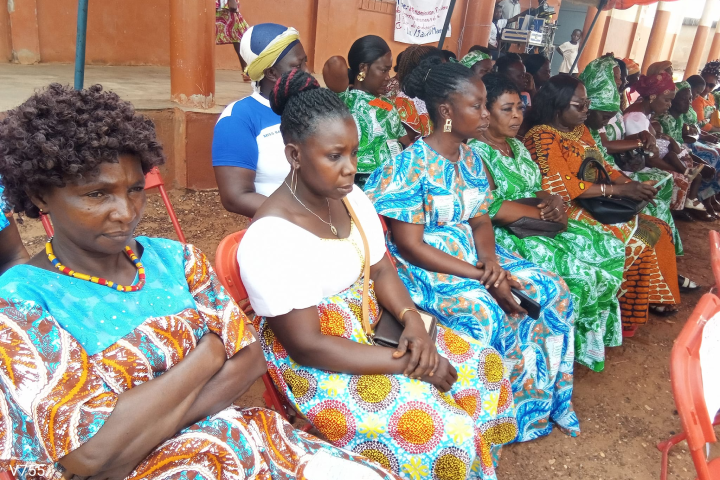 Participantes assises lors de la Journée des femmes présentée dans la galerie municipale d’Assuefry.