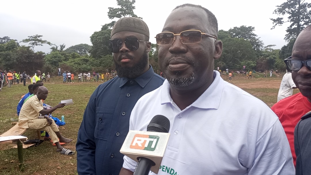 Entretien près du terrain lors du lancement du tournoi Koko Fori à Hiango.